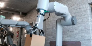 What is the difference between robots and CNC?