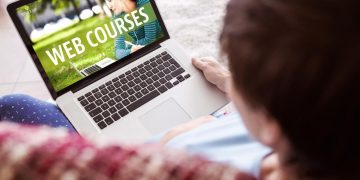 How Tech News Websites Earn Money From Internet