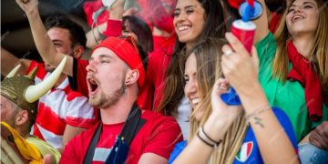 Parakee: Bridging the Gap Between Fans and Icons