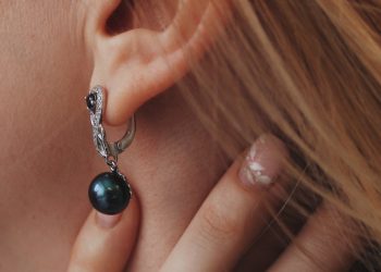 How to Choose the Right Earrings for Your Face Shape