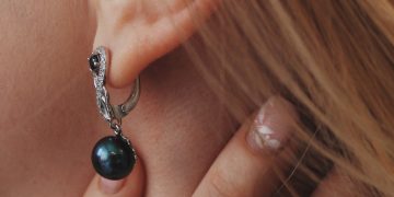 How to Choose the Right Earrings for Your Face Shape
