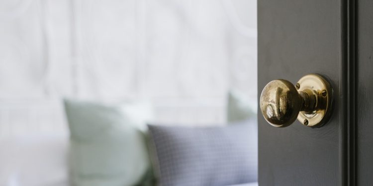 How to Refinish Door Knobs for a Fresh New Look